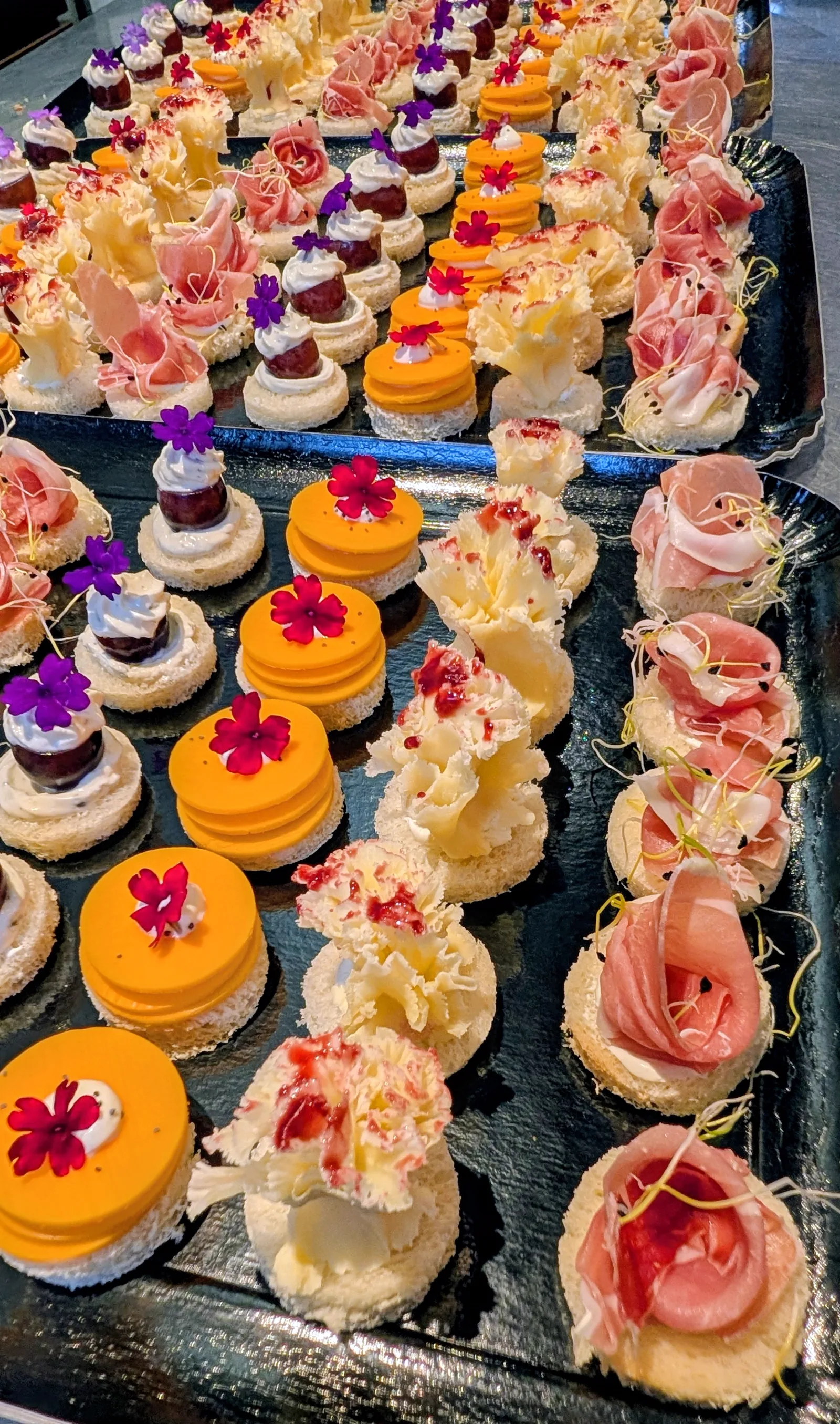 Petits fours fleuris